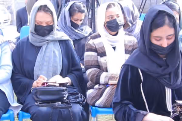 افغان خبریالانې: د طالبانو له واکمنۍ وروسته ښځې له کار او زدهکړو بېبرخې شوې دي
