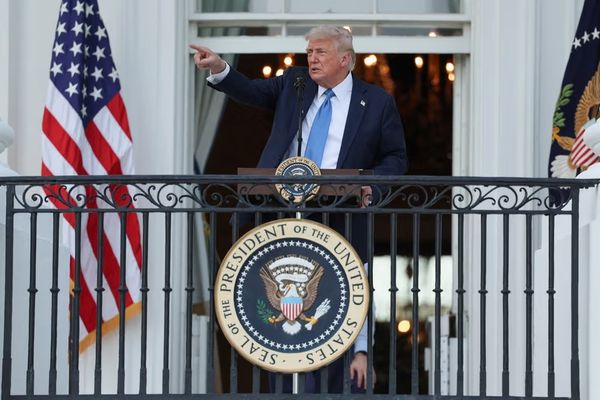 سيبياېس: ټرمپ د افغانستان په ګډون د نړۍ له ۱۲ هېوادونو څخه امریکا ته سفر منع کړ