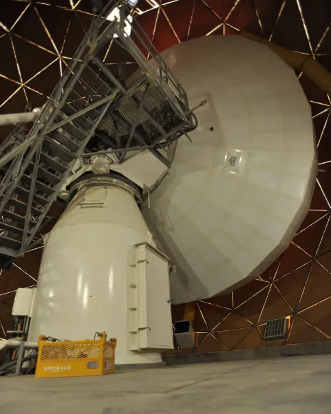 ترمینال مدرن‌شده سازمانی (MET) درون یک گنبد راداری (رادوم) در پایگاه هوایی العدید قطر، ۲۱  جنوری ۲۰۱۶، در این عکس آرشیوی نیروی هوایی ایالات متحده دیده می‌شود.