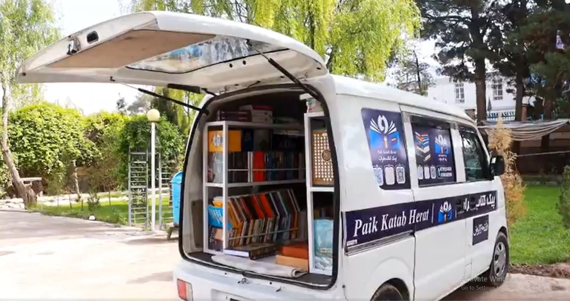 یوه ځوان په هرات کې د مطالعې کلتور د ودې لپاره ګرځنده کتابتون جوړ کړی دی