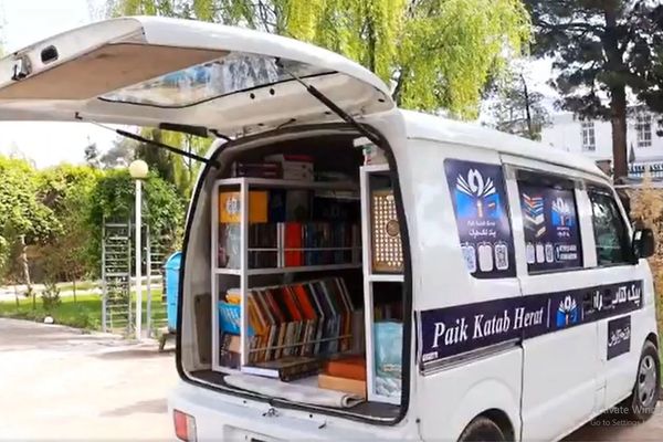 یوه ځوان په هرات کې د مطالعې کلتور د ودې لپاره ګرځنده کتابتون جوړ کړی دی