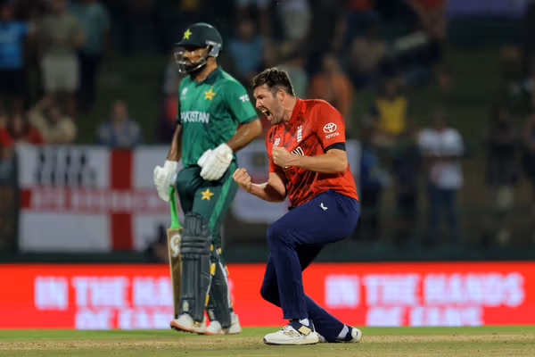جام جهانی کریکت ۲۰۲۶؛ انگلستان با حفظ دو ویکت پاکستان را شکست داد