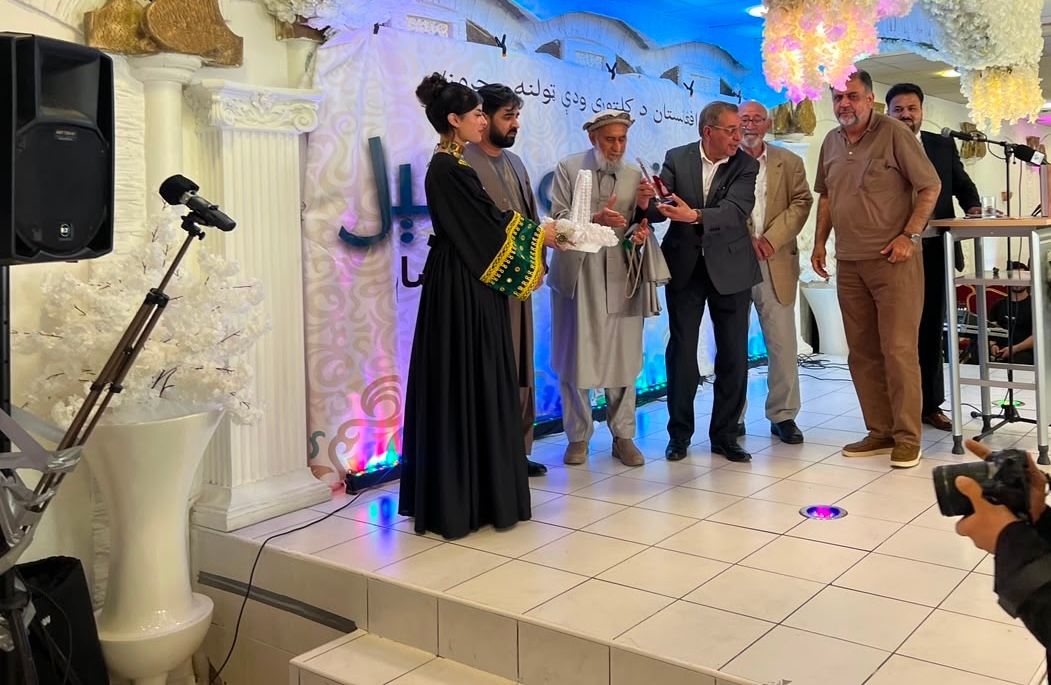 جرمني کې د افغانستان کلتوري ودې ټولنې مطیع‌الله ویسا ته د غازي امان‌الله خان مډال ورکړ