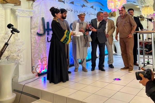 جرمني کې د افغانستان کلتوري ودې ټولنې مطیعالله ویسا ته د غازي امانالله خان مډال ورکړ