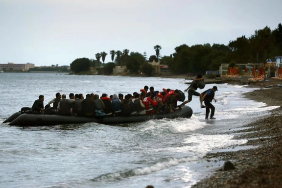 الغارديان: إيران تدرس دفع مئات الآلاف من اللاجئين الأفغان نحو العراق وتركيا