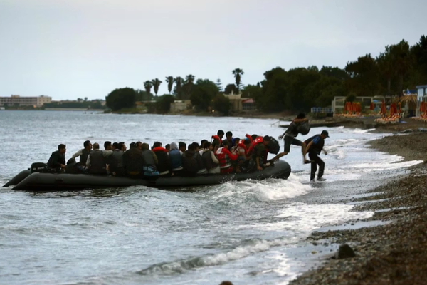 الغارديان: إيران تدرس دفع مئات الآلاف من اللاجئين الأفغان نحو العراق وتركيا