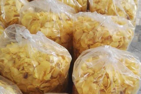 په ایران کې یو شمېر خبریالانو ته د خبریال د ورځې په مناسبت د چپس بستې ډالۍ شوې دي