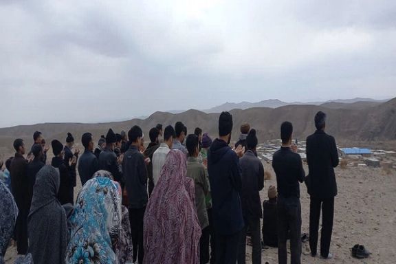 ایرانیانو افغان پولې ته څېرمه د باران لپاره ددوعا لاسونه پورته کړل