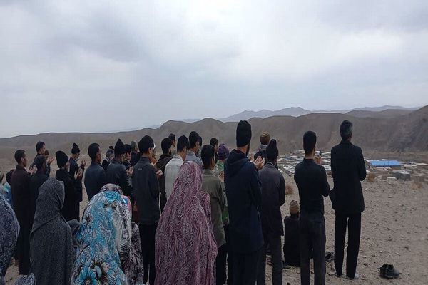 ایرانیانو افغان پولې ته څېرمه د باران لپاره ددوعا لاسونه پورته کړل