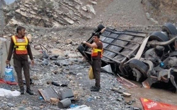 په بلوچستان کې د یوې لارۍ د چپه کېدو په پېښه کې ۱۷ تنه مړه شوي او ۳۸ نور ټپیان دي