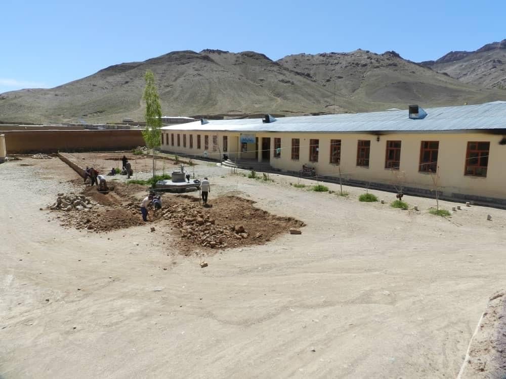 طالبانو په مالستان کې ښوونځی، کلینیک او بازار تړلي او خلک یې د دُرو وهلو نندارې ته بېولي