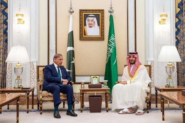 شهباز شریف در سفرش به عربستان سعودی با محمد بن سلمان دیدار کرد