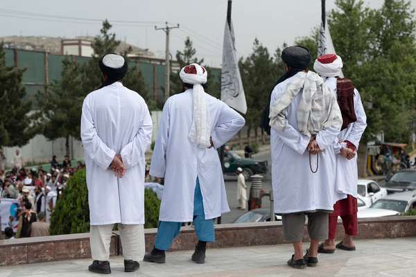 طالبان وایي په سرپل او نیمروز ولایتونو کې یې درې کوډګر نیولي دي