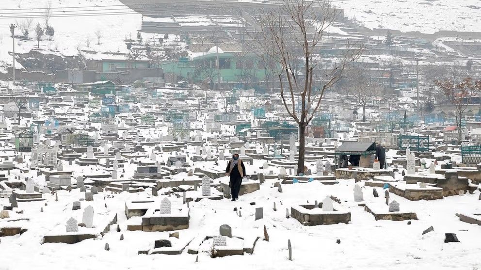 الصليب الأحمر: آلاف العائلات الأفغانية مهددة بالموت في الشتاء ما لم تُقدَّم مساعدات عاجلة