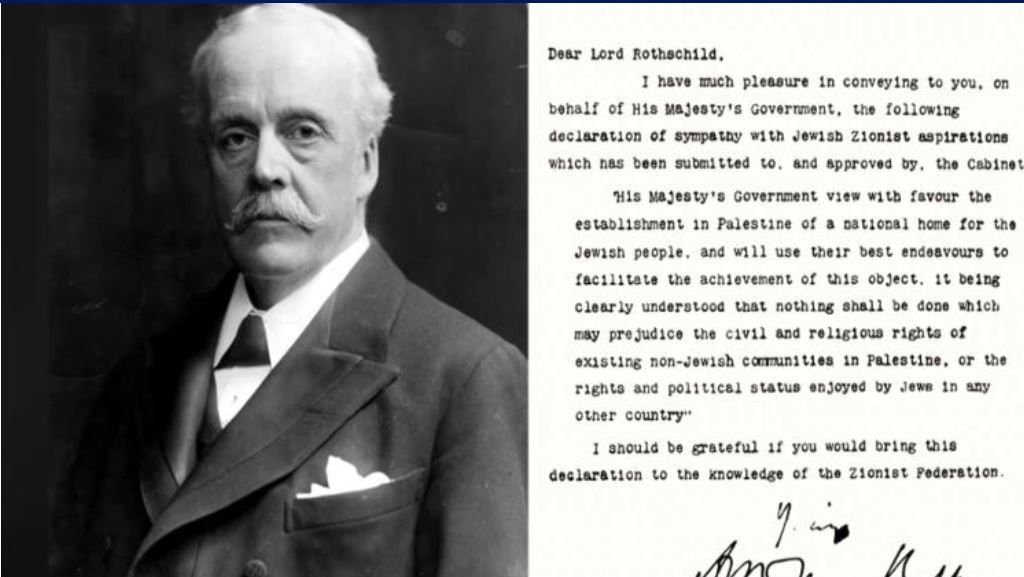 آرتور جیمز بالفور، وزیر خارجه بریتانیا، در کنار متن مشهور «اعلامیه بالفور» (۱۹۱۷)؛ سندی که وعده حمایت لندن از ایجاد خانه ملی برای یهودیان در فلسطین را ثبت کرد و سرآغاز فصل تازه‌ای در تاریخ منازعه خاورمیانه شد.