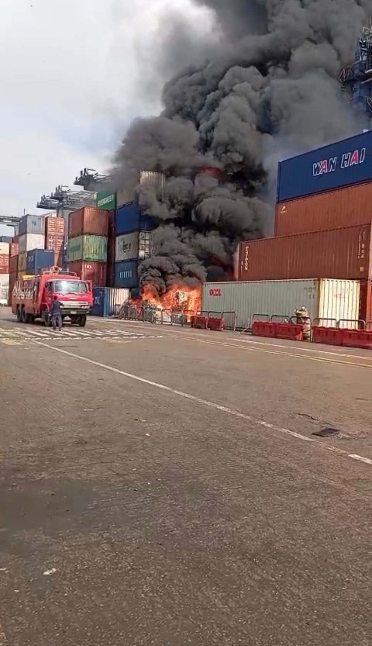 د ۹۸ کانټینرو سوځېدل؛ په کراچۍ کې افغان سوداګرو ته ۵ میلیونه ډالره زیان اوښتی