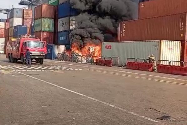 د ۹۸ کانټینرو سوځېدل؛ په کراچۍ کې افغان سوداګرو ته ۵ میلیونه ډالره زیان اوښتی