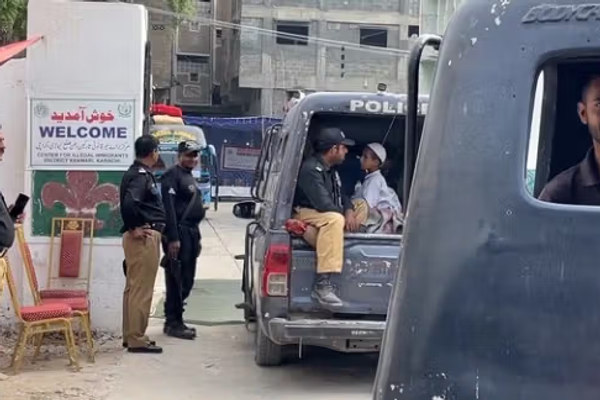 پاکستان کې مېشت کډوال: د پولیسو له وېرې د اختر لمونځ لپاره جومات ته نه یو تللي