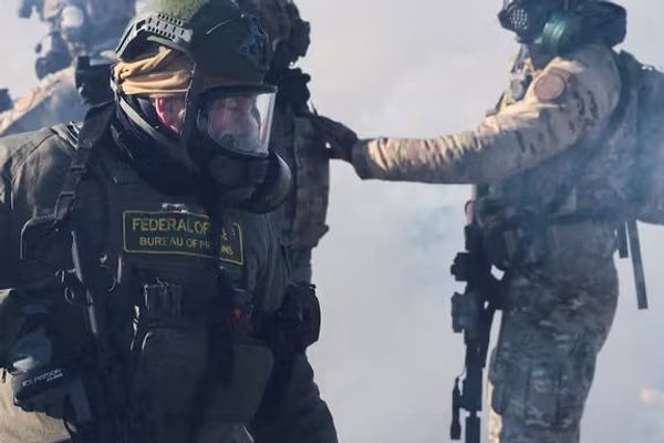 تر پراخو لاریونونو وروسته؛ ټرمپ د مینیاپولیس څخه د کډوالۍ ادارې افسرانو د اېستلو خبر ورکړ