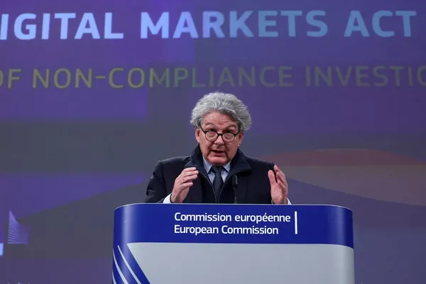 اتحادیه اروپا، فرانسه و آلمان ممنوعیت ورود پنج شهروند اروپایی به امریکا را محکوم کردند