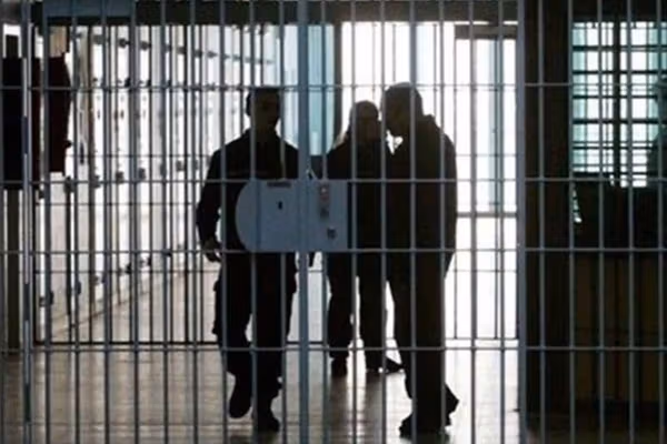 ایران ۲۹۲ زندانی افغان را به طالبان تحویل داد