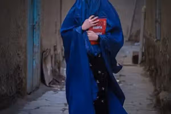 ګارډین: د طالبانو تر واک لاندې افغان ښځې د هیلو، زدهکړو او ازاد ژوند له محرومیت سره مخ دي