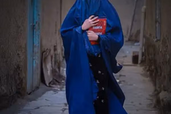 لارې وتړل شوې، خو هیلې نه؛ له پاکستانه د یوې افغانې محصلې د ایستل کېدو کیسه
