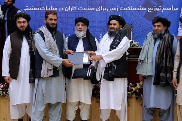 طالبانو د ۸ ولایتونو په صنعتي پارکونو کې د ۵۰۰ جریبه ځمکې اسناد صنعتکارانو ته ورکړل