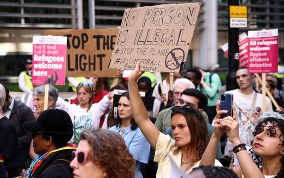 خلبان افغان به دلیل مهاجرت غیر قانونی به بریتانیا با خطر اخراج به رواندا روبهروست