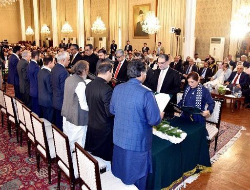 د پاکستان د سرپرست حکومت ۱۶ کسیزې کابینې لوړه وکړه