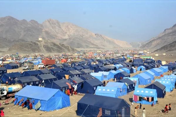 طالبان وايي نن به نږدي ۱۴۰۰ کورنۍ د تورخم له لارې افغانستان ته ستنې شي