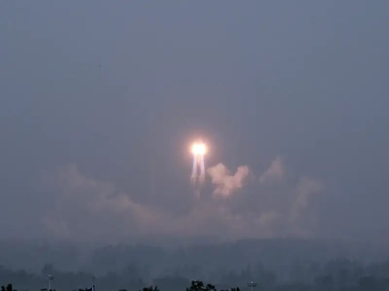 پرتاب کاوشگر چینی برای نمونه‌برداری از نیمه تاریک ماه