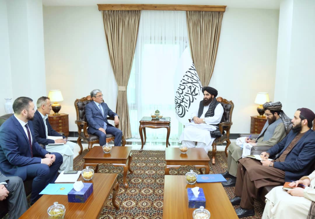 سفیر قزاقستان در دیدار با متقی از ادامه‌ بورسیه‌های تحصیلی به دانشجویان افغان خبر داد