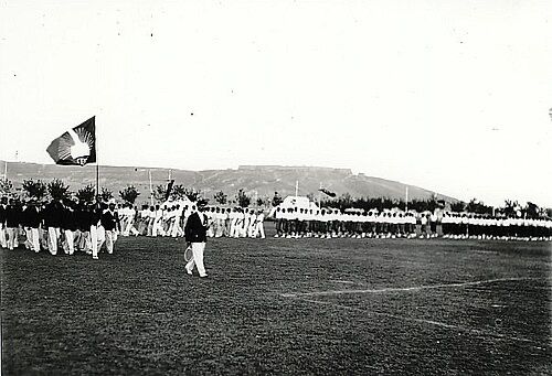 رژه ورزشکاران در چمن حضوری در دهه ۱۹۳۰، هم‌زمان با برافراشته شدن پرچم کمیته ملی المپیک افغانستان برگزار می‌شد.
