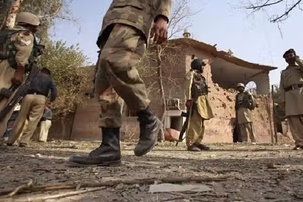 چهار مهاجم پیش از حمله به یک مرکز نظامی در پاکستان کشته شدند
