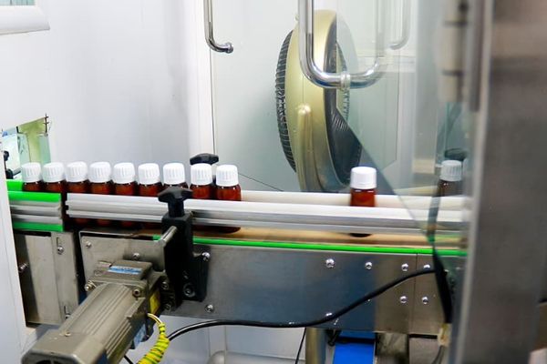 هرات کې د درملو یوه کارخونه ۷۸ ډوله درمل تولیدوي