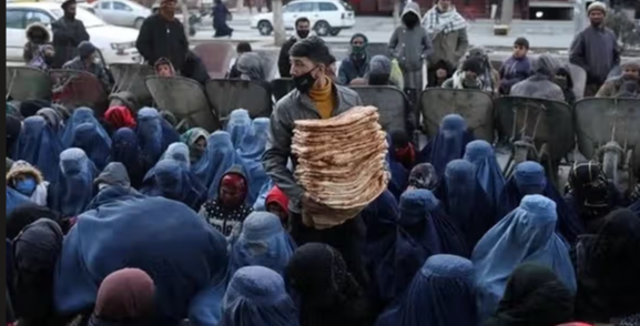 ګارډین: د طالبانو تر واک لاندې د ښځو محدودیتونه زیات شوي؛ نړیوالې اړیکې یې پراخې شوي