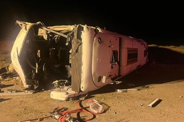 د اصفهان-نطنز په لویه لاره د یوه بس د چپه کېدو له امله ۲۴ کسانو ته مرګژوبله اوښتې ده