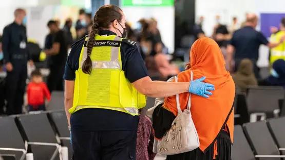 عفو بین‌الملل می‌گوید بریتانیا به زنانی که از طالبان فرار می‌کنند پناه نمی‌دهد