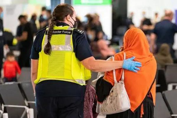 عفو بینالملل میگوید بریتانیا به زنانی که از طالبان فرار میکنند پناه نمیدهد