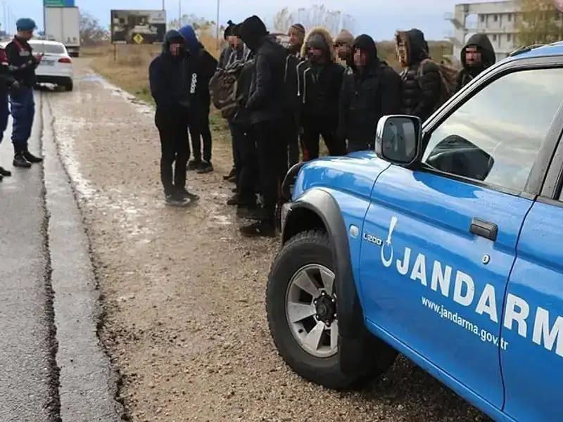 پولیس ترکیه از بازداشت ۵۲ پناهجوی افغان از داخل مخزن سوخت یک لاری خبر داد