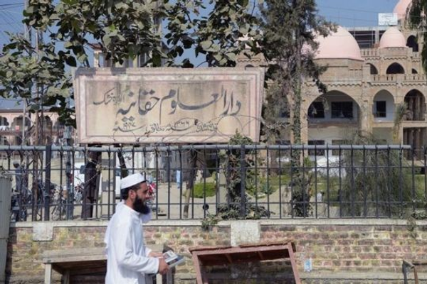 حقانیه مدرسې ته امنیتي ګواښ؛ د دارالعلوم د کلنۍ دستار بندۍ غونډه وځنډول شوه