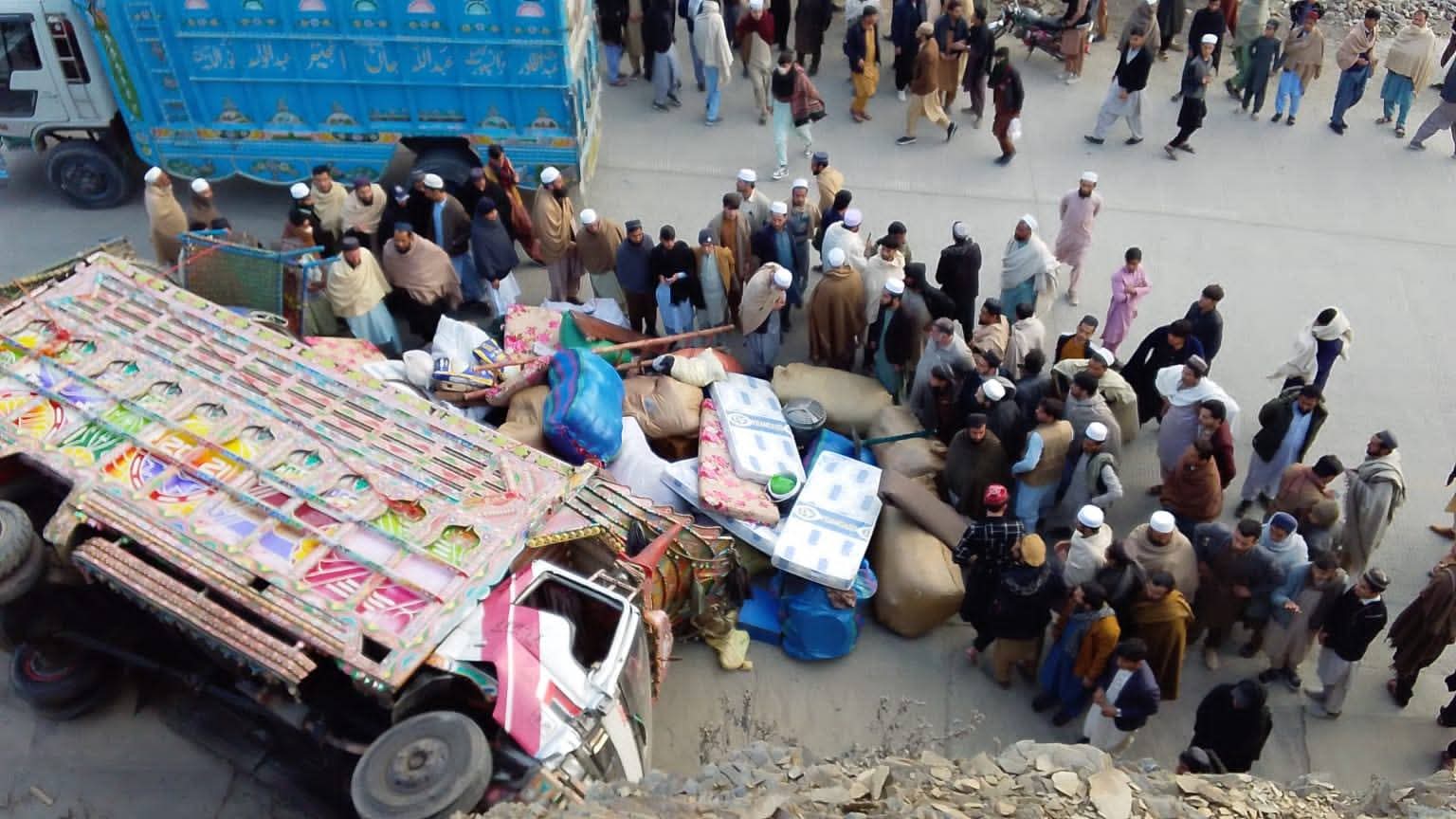 له کړاوه ډکه ستنېدنه؛ لنډي کوتل کې د ستنېدونکو کډوالو لارۍ اوښتو پېښه کې ۱۴ کسان ټپیان شوي