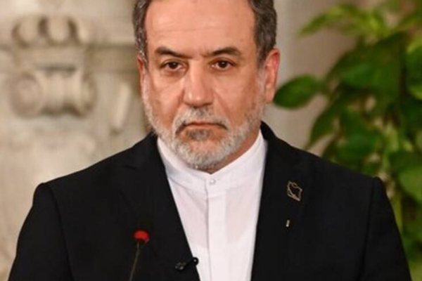 وزير الخارجية الإيراني: سنستهدف القواعد الأميركية في المنطقة إذا تعرّضنا لهجوم