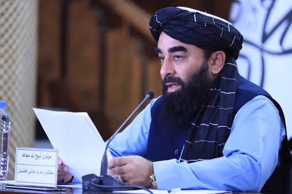 ذبیحالله مجاهد: داعش زموږ په ګاونډ کې ځالې جوړې کړې دي