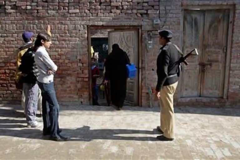 مقتل شرطيين في هجوم مسلح على فريق لتطعيم شلل الأطفال في باكستان