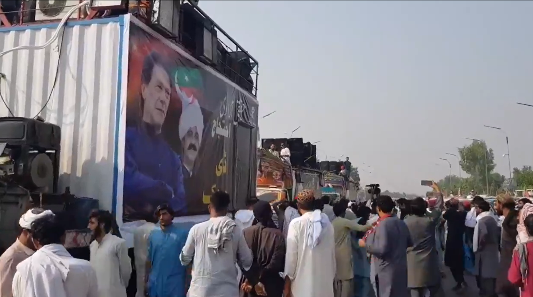 در آستانه اعتراضات حزب عمران خان، 'خدمات اینترنت و مخابراتی در چند شهر پاکستان قطع شد'