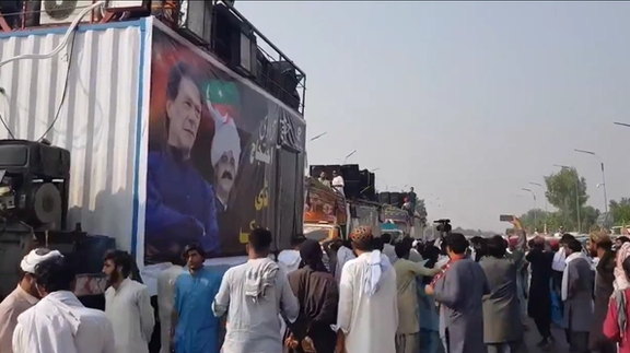 در آستانه اعتراضات حزب عمران خان، 'خدمات اینترنت و مخابراتی در چند شهر پاکستان قطع شد'