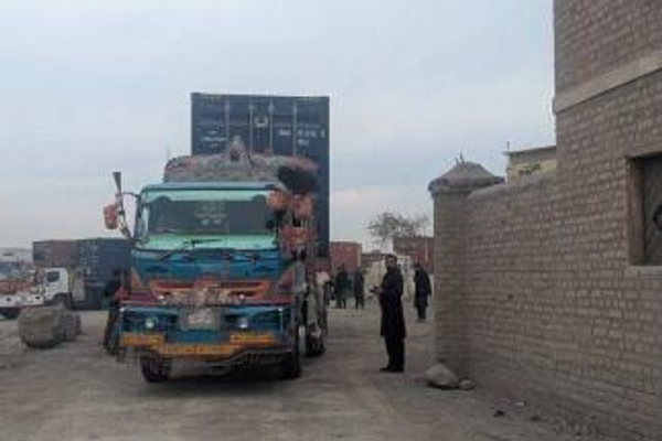 نقل 9 حاويات من المساعدات الإنسانية للأمم المتحدة إلى أفغانستان عبر تورخم