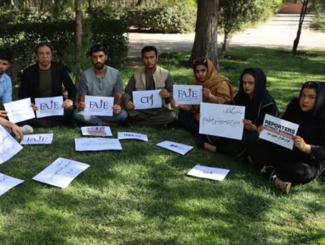 منظمة مدافعة عن الإعلام تُعرب عن قلقها من ترحيل الصحفيين إلى أفغانستان